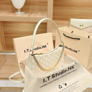 香港秋冬真皮单肩腋下包包女2024新款高级感小众今年流行斜挎小包